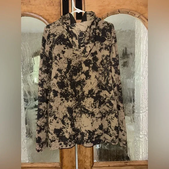 Lululemon Men's Black and Tan Camo Hoodie - Picture 3 of 3